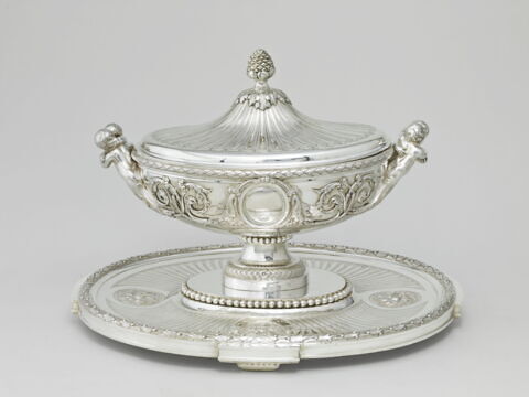 Terrine, sa doublure et son plateau du service du Roi d'Angleterre et de Hanovre George III, d'une paire (OA 12382), image 11/20