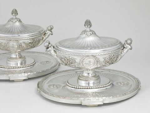 Terrine, sa doublure et son plateau du service du Roi d'Angleterre et de Hanovre George III, d'une paire (OA 12382), image 12/20