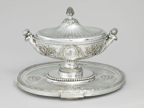 Terrine, son plateau et sa doublure du service de George III d'Angleterre et de Hanovre, d'une paire (OA 12381), image 2/11