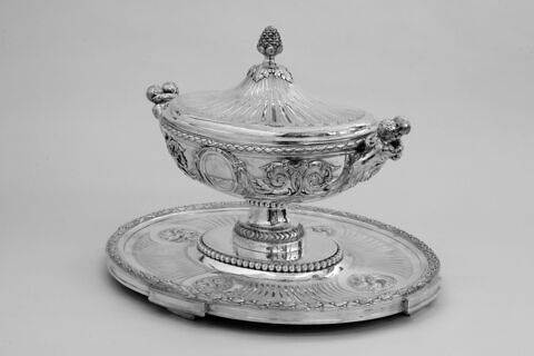 Terrine, son plateau et sa doublure du service de George III d'Angleterre et de Hanovre, d'une paire (OA 12381), image 6/11