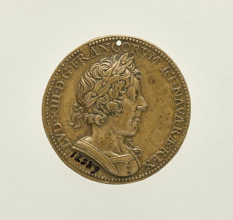 Médaille : Louis XIII de profil lauré vers la droite / la façade du Louvre, image 1/2