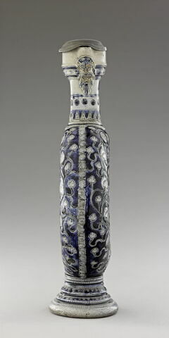 Cruche annulaire [Ringkrug] avec buste de femme en relief, image 3/11