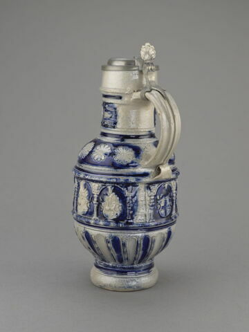 Cruche couverte : Armoiries et bustes, image 3/5