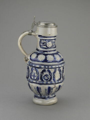 Cruche couverte : Armoiries et bustes, image 4/5