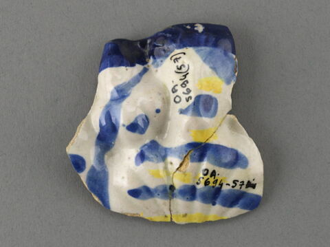 Fragments de coupe godronnée à bord festonné (OA 5694 57 et ancien 5694 57 bis recollés ensemble), image 2/3
