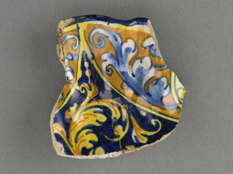 Fragments de coupe godronnée à bord festonné (OA 5694 57 et ancien 5694 57 bis recollés ensemble)