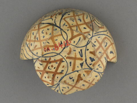 Fragment du fond et de l'aile d'une coupe : buste de jeune homme, image 2/3