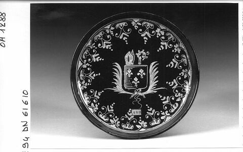 Plat rond aux armoiries d'un évêque de Bourbon, image 3/3