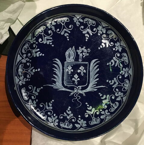 Plat rond aux armoiries d'un évêque de Bourbon