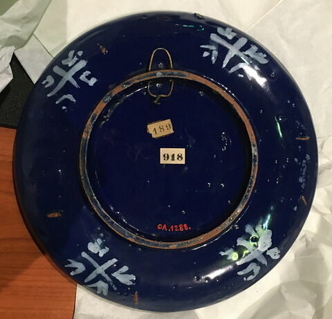 Plat rond aux armoiries d'un évêque de Bourbon, image 2/3