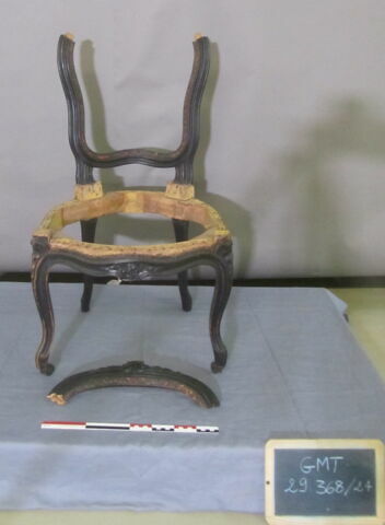 Chaise d'un ensemble de 38