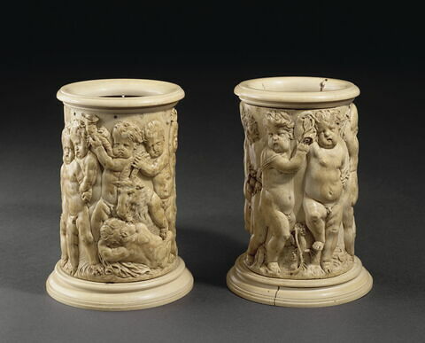 Cylindre : douze putti jouant avec deux chèvres, image 11/11