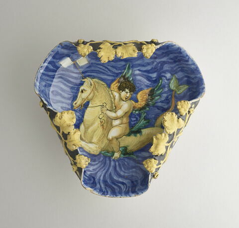 Coupe trilobée : décor de « cerquate » en relief : Amour sur un cheval marin, image 1/3