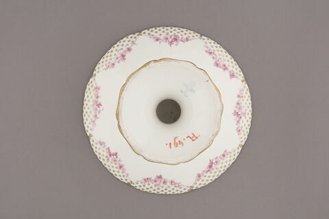 Compotier rond sur pied d'une série de quatre (R 491, 492, 493, 494), image 2/3
