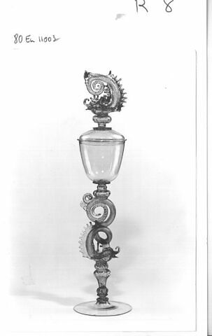 Verre à jambe couvert