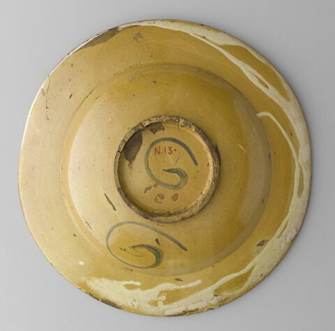 Grand plat rond : buste de guerrier casqué, image 2/4