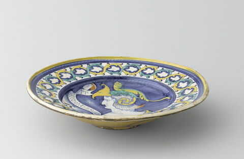 Grand plat rond : buste de guerrier casqué, image 3/4