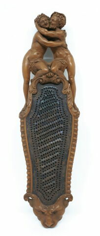 Râpe à tabac en bois sculpté