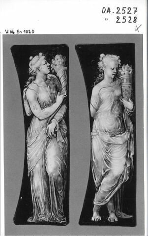 Plaque : Femme tenant une corne d'abondance des deux mains, d'une série de quatre (OA 2526 à OA 2529), image 3/3