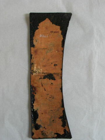 Plaque : Femme tenant une corne d'abondance des deux mains, d'une série de quatre (OA 2526 à OA 2529), image 2/3