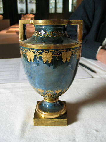 Vase ovoïde sur socle carré en bronze, deux anses en équerre.