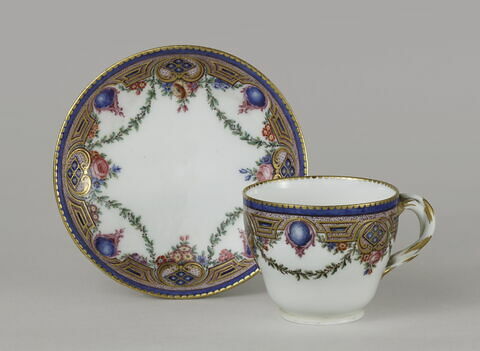 Pièce d'un déjeuner de cinq pièces : tasse et soucoupe