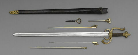 Epée  avec fourreau et accessoires (Trousse : hausse à canon, fil à plomb, dégorgeoir, vrille, tige graduée), image 5/6