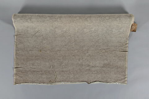 Tissu de coton et de soie damassée blanche à décor de grandes fleurs en relief, image 4/5