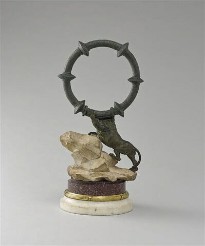Statuette : lion sur un rocher, image 2/2