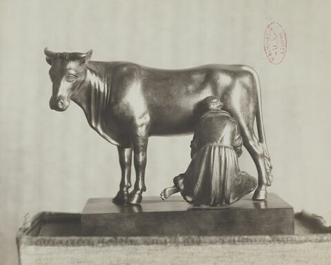 Groupe sculpté : paysanne trayant une vache, image 11/12
