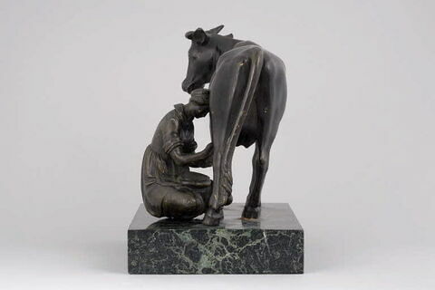 Groupe sculpté : paysanne trayant une vache, image 4/12