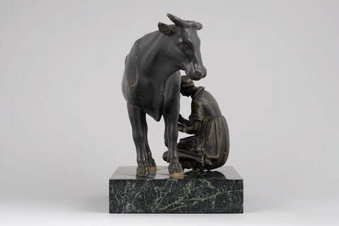 Groupe sculpté : paysanne trayant une vache, image 8/12