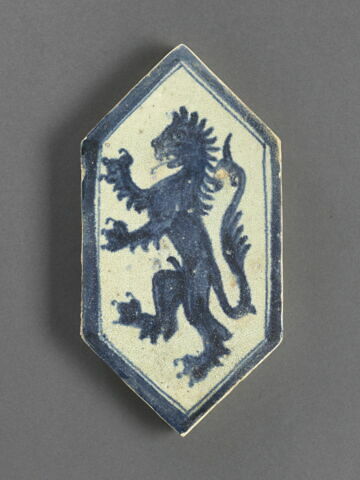 Carreau hexagonal : lion rampant (armoiries des Caracciolo)