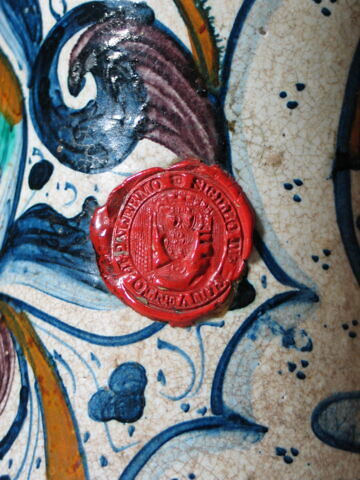 Albarello : armoiries d'Alphonse II d'Aragon, duc de Calabre et roi de Naples de 1494 à 1495, et d'Ippolita Sforza (décédée en 1484), sa femme, probablement à l'occasion de leur mariage en 1465, image 6/6