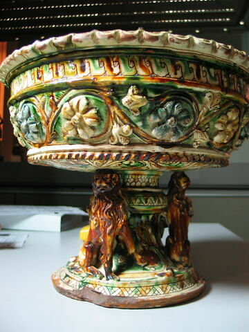 Grande coupe à pied supportée par trois lions, image 6/10