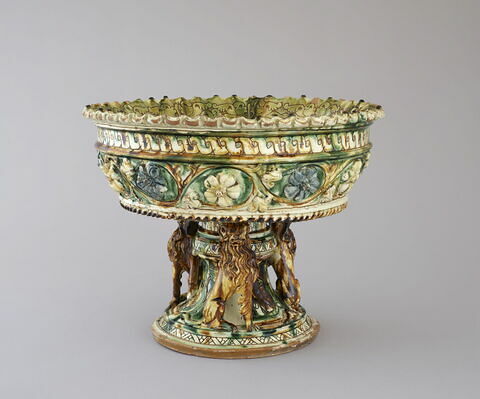 Grande coupe à pied supportée par trois lions, image 3/10