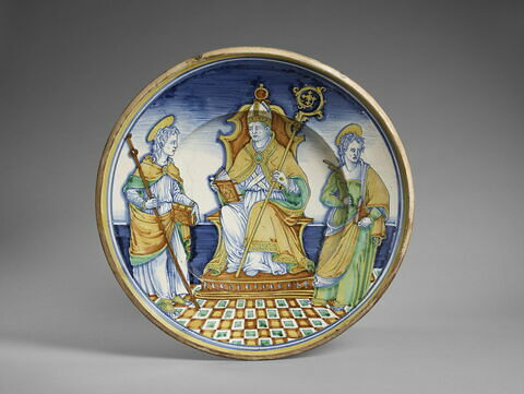 Plat rond : évêque entouré de saint Jean et saint Jacques