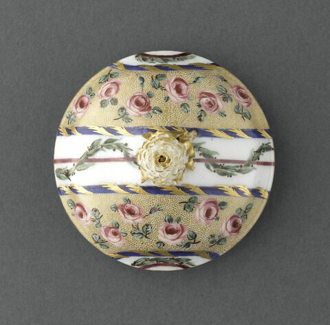 Gobelet couvert, à deux petites anses et sa soucoupe, image 11/16