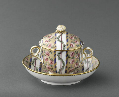 Gobelet couvert, à deux petites anses et sa soucoupe, image 13/16
