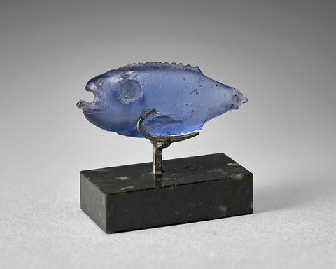 Poisson en verre bleu, à la queue cassée