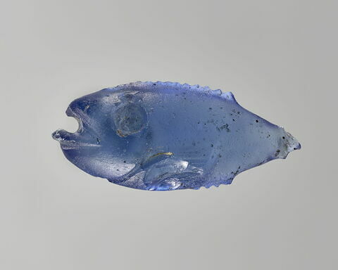Poisson en verre bleu, à la queue cassée, image 3/5