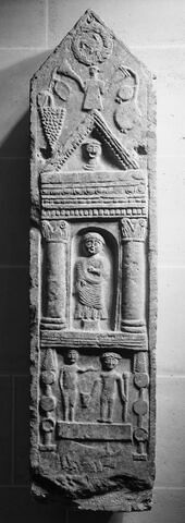 stèle ; objet votif, image 2/3