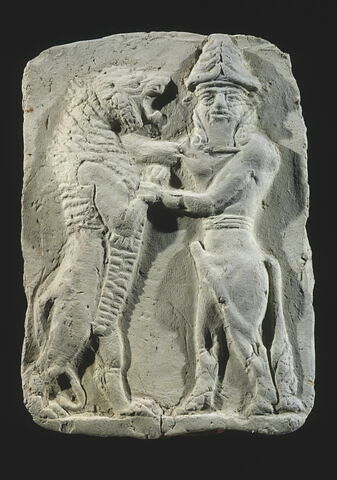 Plaquette : homme-taureau combattant un lion, image 2/4