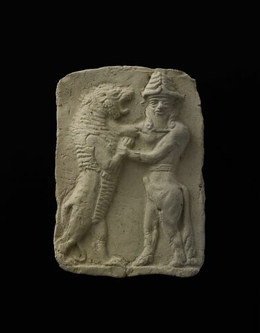 Plaquette : homme-taureau combattant un lion, image 1/4