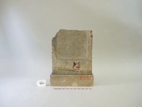 stèle, image 2/2
