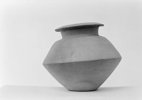 vase, image 2/2