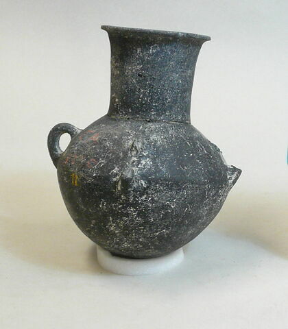 vase, image 3/3