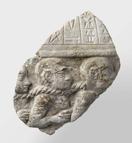 relief  ; masse d'armes