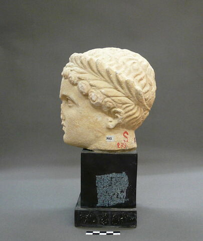 statue, image 2/4