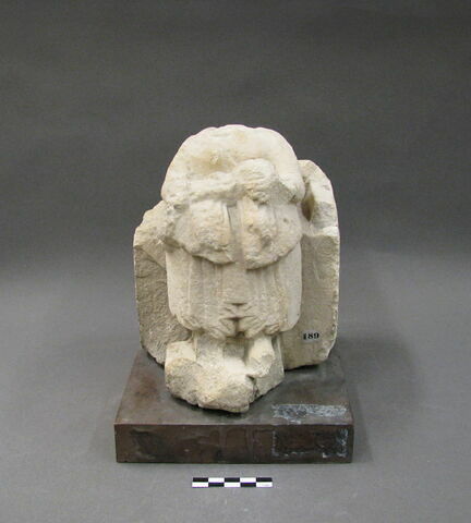 statue